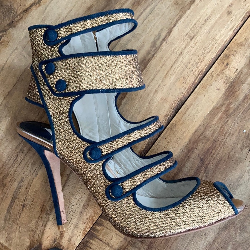 Stunning heels!!!